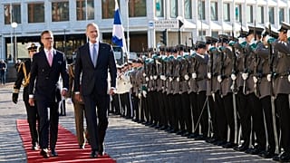 Su Majestad el Rey y el Presidente de la República Finlandia pasan revista a las tropas.