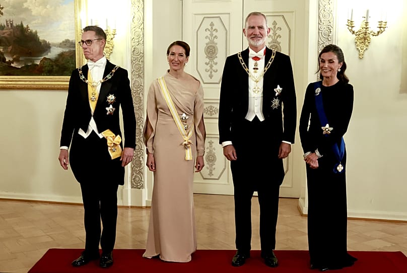 Sus Majestades los Reyes junto al Presidente de Finlandia y la Primera Dama momentos antes de dar comienzo la cena de gala.