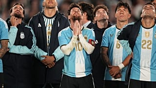 Arjantinli Lionel Messi ve takım arkadaşları, milli takım formasıyla çıktığı son maçın ardından düzenlenen drone gösterisini izliyor.