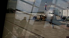 ΑΡΧΕΙΟ: Μέσα από παράθυρο φαίνεται αεροσκάφος της Aeroflot σταθμευμένο για επιβίβαση δίπλα σε πύλη του αεροδρομίου Σερεμέτιεβο έξω από τη Μόσχα, 9 Ιουλίου 2013