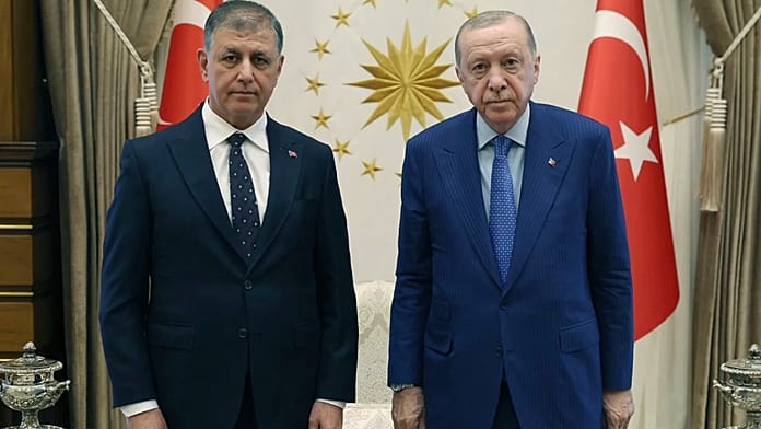 Cemil Tugay rozeti taktı: İzmir Büyükşehir Belediyesi AK Parti'ye geçti