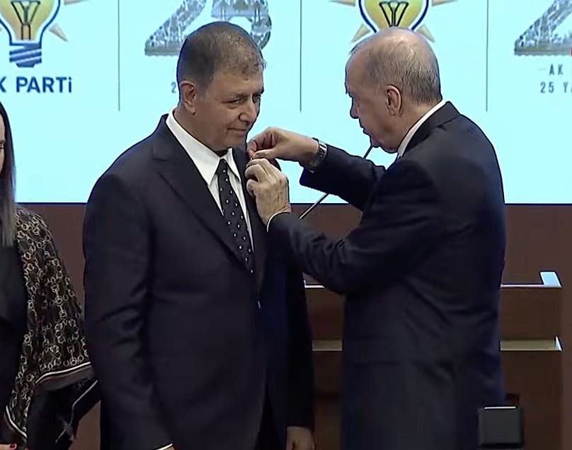 Cumhurbaşkanı Erdoğan, İzmir BB Başkanı Cemil Tugay'a rozetini takarken. 
