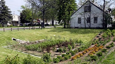 Archivbild: Ein Bioretentionsgarten zur Sammlung von Regenwasser an einem Haus im Detroiter Stadtteil Warrendale, aufgenommen am 16. Mai 2016.