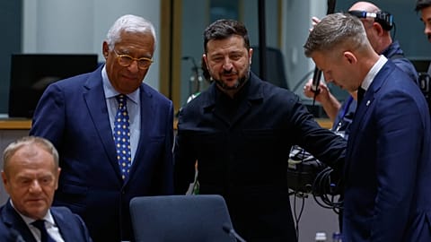 Ukrayna Devlet Başkanı Volodımır Zelenskiy, Avrupa Konseyi Başkanı Antonio Costa'nın yanında Macaristan Başbakanı Peter Magyar'ı selamlıyor.