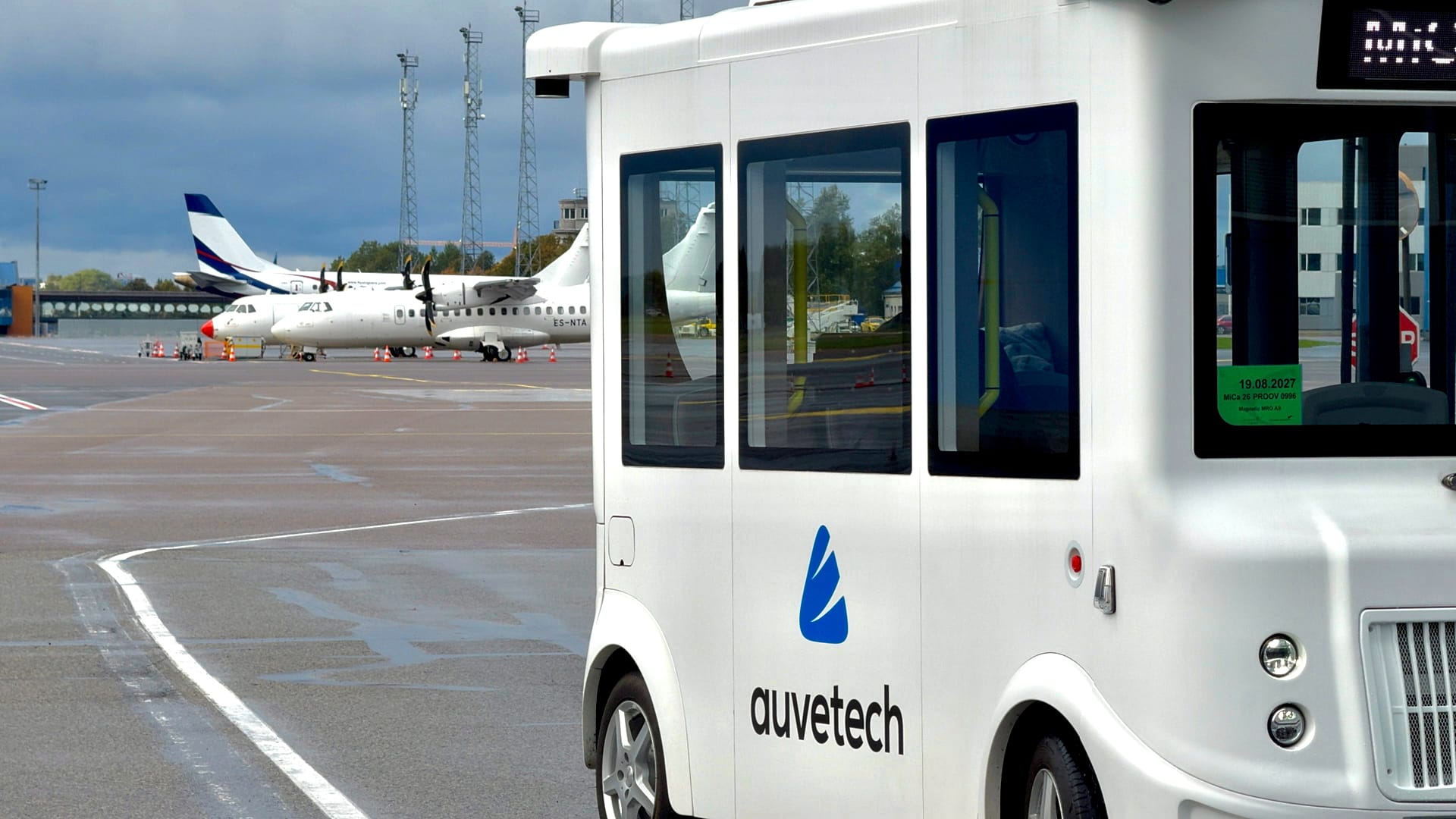 Shuttle Rtuns Tallinn Airport lets driverless shuttles run close to airplanes ...