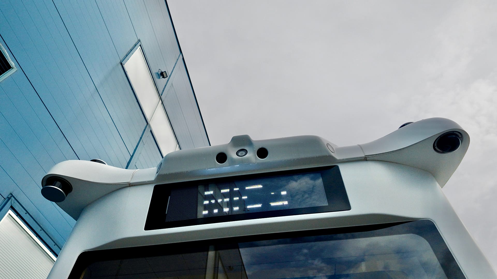 Shuttle Rtuns Tallinn Airport lets driverless shuttles run close to airplanes ...