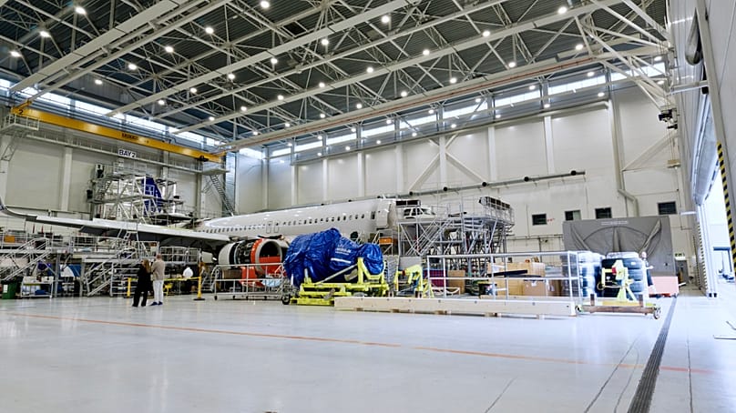 L'un des hangars de maintenance aéronautique de Magnetic MRO à l'aéroport de Tallinn. Les navettes relient ses sites à travers l'aérodrome.