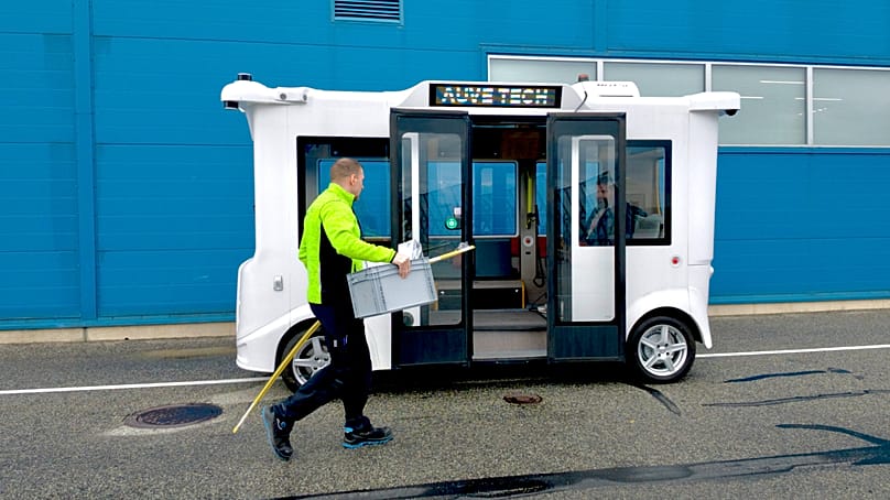 Les véhicules transportent des techniciens de maintenance aéronautique et des outils entre les hangars.