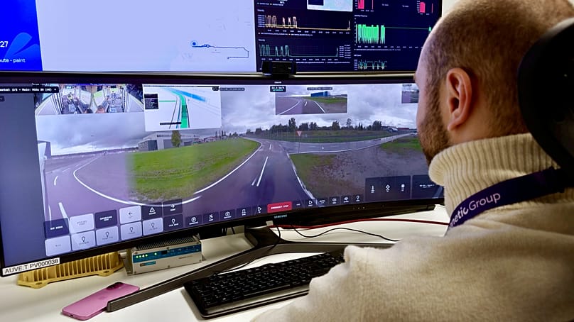 Dans la salle de télésurveillance, un opérateur à distance suit la vue en direct des navettes — un opérateur peut superviser plusieurs véhicules.