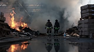 I soccorritori spengono un incendio in una fabbrica di mobili, danneggiata da un attacco con droni russi, a Zaporizhzhia, Ucraina, martedì 6 ottobre 2026.