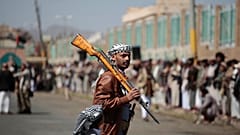 أحد أنصار الحوثيين يحمل بندقية أثناء حضوره مظاهرة قبلية مسلحة في صنعاء باليمن، الأربعاء 7 أكتوبر 2026. (AP Photo/عسامة عبد الرحمن)