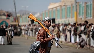 أحد أنصار الحوثيين يحمل بندقية أثناء حضوره مظاهرة قبلية مسلحة في صنعاء باليمن،