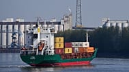 Ein Containerschiff läuft am Mittwoch, dem 15. April 2026, im Hamburger Hafen in Hamburg, Deutschland, aus.
