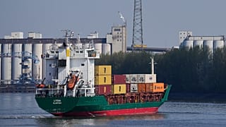 Ein Containerschiff läuft am Mittwoch, dem 15. April 2026, im Hamburger Hafen in Hamburg, Deutschland, aus.