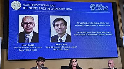 Les portraits de Henri Kagan et Kenso Soai apparaissent à l'écran alors qu'ils reçoivent le prix Nobel de chimie 2026 à l'Académie royale des sciences de Suède à Stockholm.
