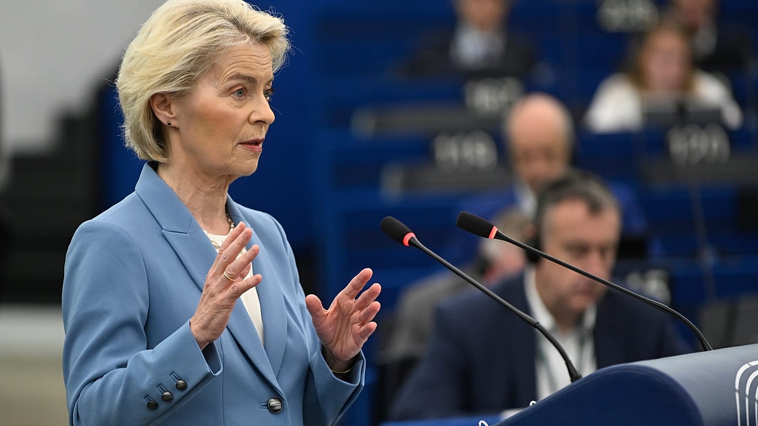 ARCHIVIO - La presidente della Commissione Ue Ursula von der Leyen partecipa a un dibattito congiunto in vista del vertice Ue del 15-16 ottobre a Strasburgo, 6 ottobre 2026