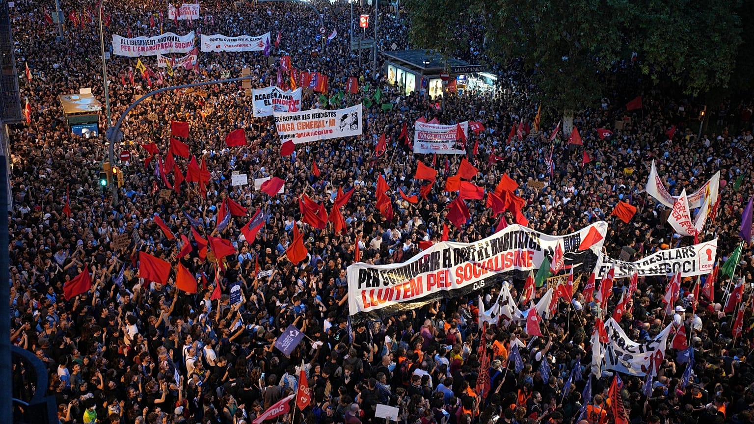 Decenas de miles de personas marchan en protesta por la situación de la vivienda en España en Barcelona, el 5 de octubre de 2026. 