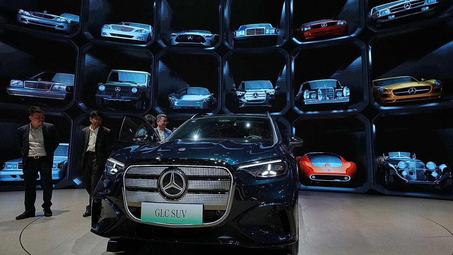 euronews.com - Doloresz Katanich - Mercedes global sales fall 6% as electric car sales hit record high
