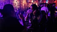 Una pulsera que detecta drogas en las bebidas da sus primeros pasos en Portugal