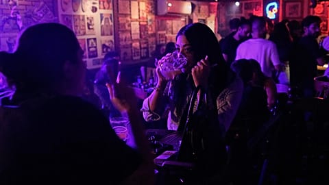 Una pulsera que detecta drogas en las bebidas da sus primeros pasos en Portugal