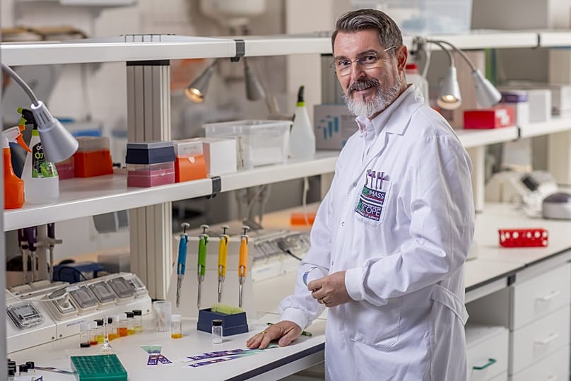 Carlos Lodeiro Espiño,  professor do Departamento de Química e investigador no LAQV-REQUIMTE da NOVA FCT