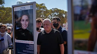 Gadi Eisenkot, früherer Generalstabschef Israels und Führungspersönlichkeit der zentristischen Partei Yashar („Straight“), besucht das Gelände des Nova-Musikfestivals.