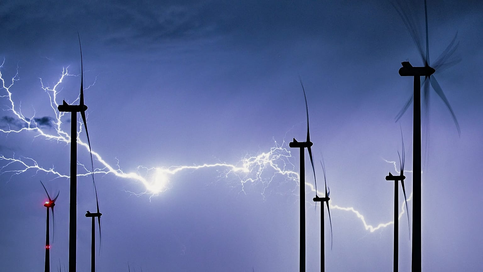 Ein Blitz am 31. August 2026 einen Windpark in Sieversdorf, Deutschland