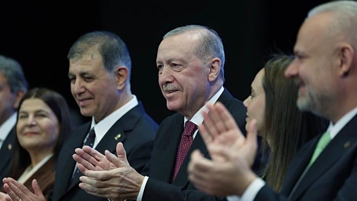 Cemil Tugay’ın AK Parti’ye katılmasının ardından İzmir’de peş peşe istifalar