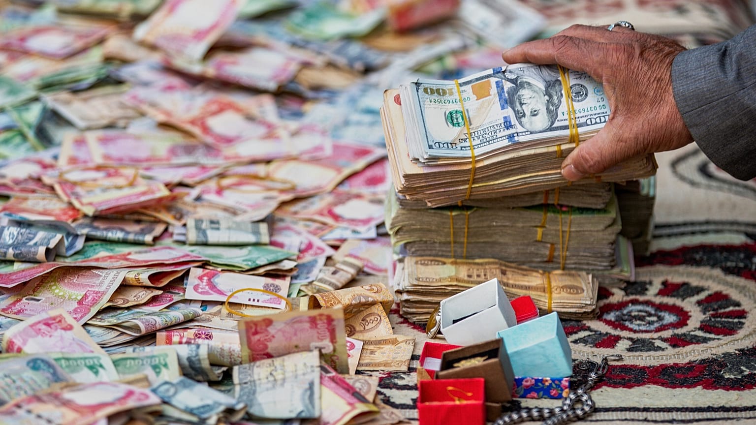 عراقيون يتبرعون دعمًا لإيران ولبنان استجابة لدعوة المرجع علي السيستاني في بابل، 27 مارس/آذار 2026