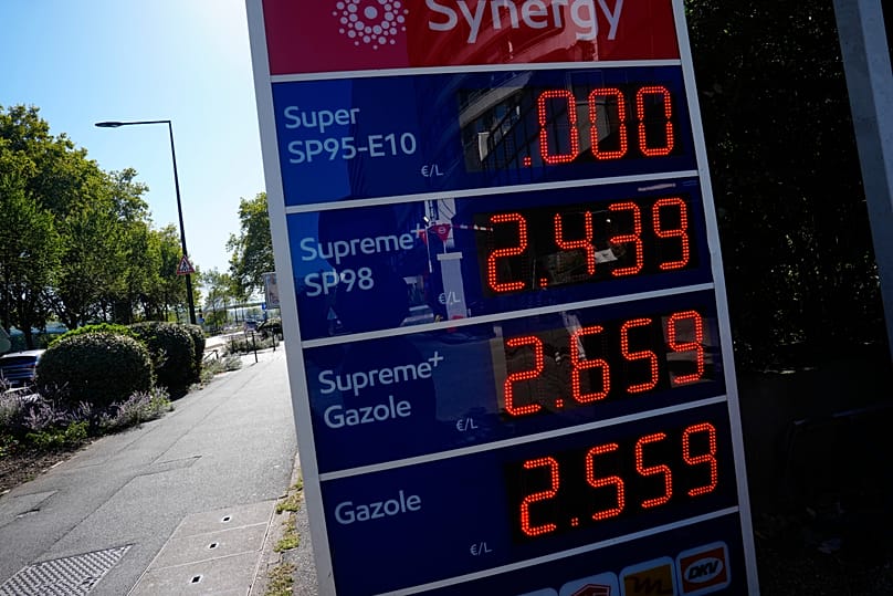 Une station-service près de Paris en septembre 2026
