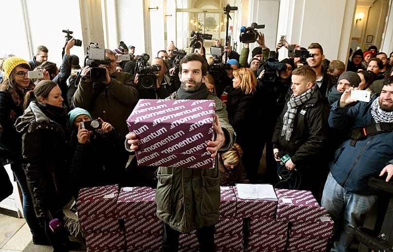 Fekete-Győr András, a Momentum polgári mozgalom elnöke (középen) átadja a budapesti lakosok által összegyűjtött ellenző aláírásokat, 2017.02.17.