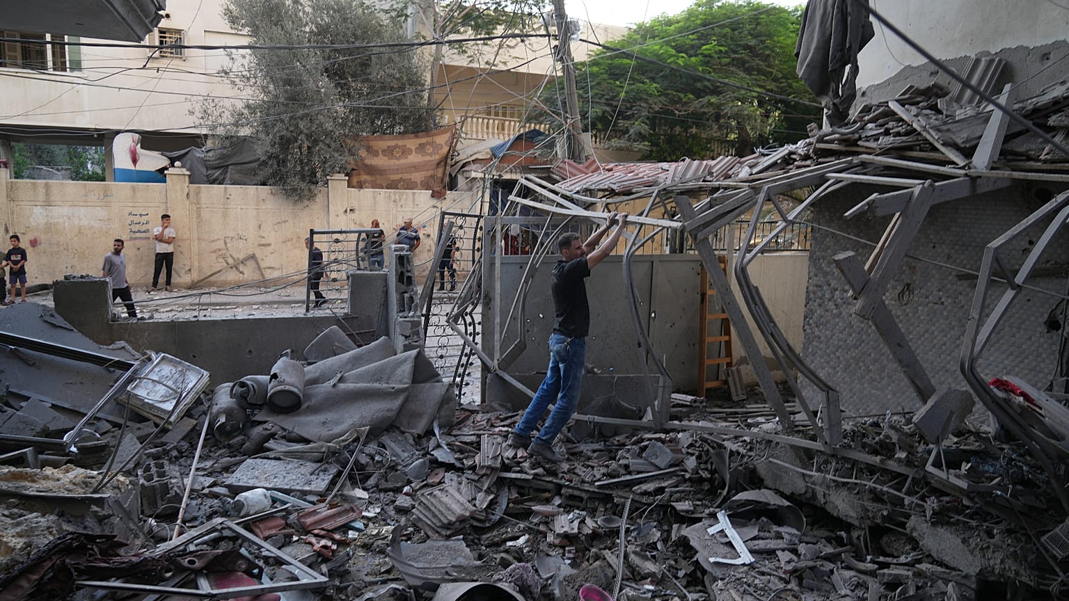 فلسطينيون يتفقدون موقع غارة جوية إسرائيلية في الصباح الباكر في مدينة غزة، السبت 3 أكتوبر 2026. (AP Photo/جهاد الشرافي)