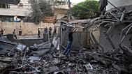 فلسطينيون يتفقدون موقع غارة جوية إسرائيلية في الصباح الباكر في مدينة غزة، السبت 3 أكتوبر 2026. (AP Photo/جهاد الشرافي)