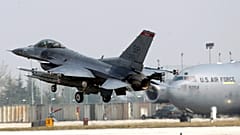 ARCHIV: Ein F-16-Kampfjet des 31st Fighter Wing der US-Luftwaffe landet auf dem NATO-Fliegerhorst Aviano in Italien, 25. März 2011