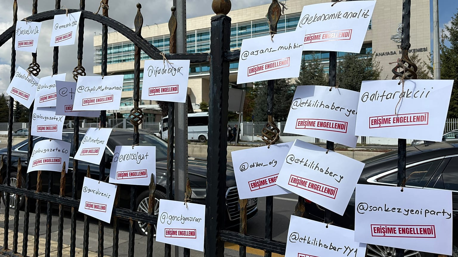 YENİ Parti'nin erişim engeli protestosundan bir kare.