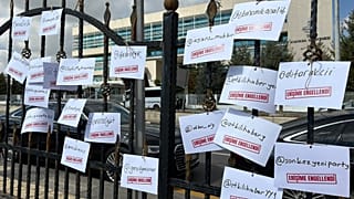 YENİ Parti'nin erişim engeli protestosundan bir kare.