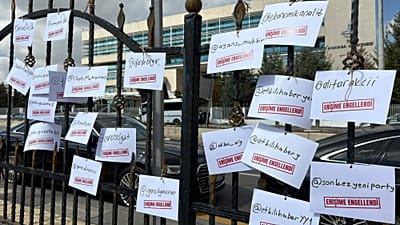 YENİ Parti'nin erişim engeli protestosundan bir kare.
