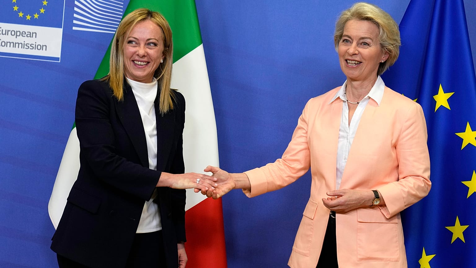 La presidente della Commissione europea, Ursula von der Leyen, saluta la prima ministra italiana Giorgia Meloni presso la sede dell'UE a Bruxelles (3 novembre 2022)
