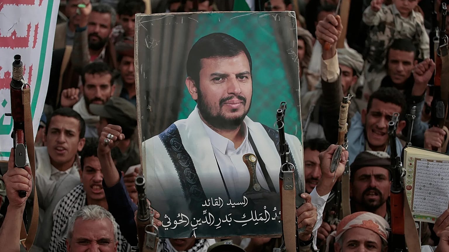مؤيدون للحوثيين يحملون صور زعيم الجماعة عبد الملك الحوثي خلال مسيرة في صنعاء، 17 آذار 2025.
