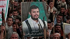 مؤيدون للحوثيين يحملون صور زعيم الجماعة عبد الملك الحوثي خلال مسيرة في صنعاء، 17 آذار 2025.