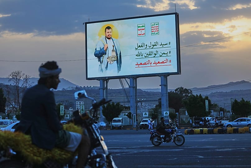 لوحة تحمل صورة زعيم الحوثيين عبد الملك الحوثي في صنعاء، 21 أيلول 2026.