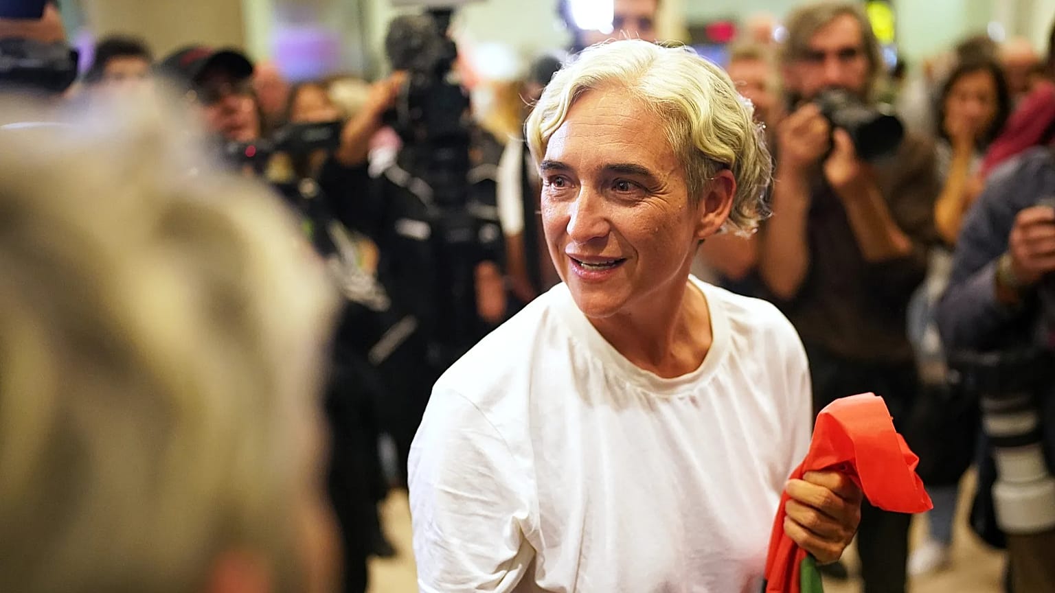 La exalcaldesa ​​Ada Colau, llega al aeropuerto de Barcelona el 5 de octubre de 2025, tras haber sido detenida en la Flotilla Global Sumud por las autoridades israelíes