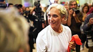 La exalcaldesa ​​Ada Colau, llega al aeropuerto de Barcelona el 5 de octubre de 2025, tras haber sido detenida en la Flotilla Global Sumud por las autoridades israelíes