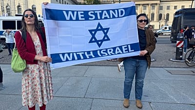 Teilnehmer der Berliner Gedenkveranstaltung zum Hamas-Massaker vom 7. Oktober 2023