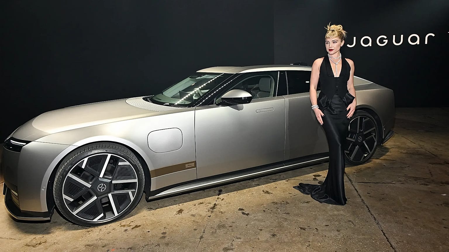 Florence Pugh pose lors du lancement de la Jaguar Type 01 chez Storied, mardi 6 octobre 2026, à New York. (Photo : Evan Agostini/Invision/AP)