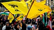 يلوح أنصار حزب الله بأعلام الجماعة، خلال مسيرة تضامنية مع الشعب الفلسطيني في غزة، وذلك في الضاحية الجنوبية لبيروت، لبنان، يوم الأحد 8 أكتوبر/تشرين الأول 2023. 