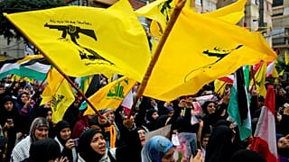 يلوح أنصار حزب الله بأعلام الجماعة، خلال مسيرة تضامنية مع الشعب الفلسطيني في غزة، وذلك في الضاحية الجنوبية لبيروت، لبنان، يوم الأحد 8 أكتوبر/تشرين الأول 2023. 
