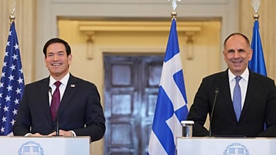 Secretário de Estado dos EUA Marco Rubio, à esquerda, e ministro grego dos Negócios Estrangeiros George Gerapetritis reagem em conferência conjunta no ministério