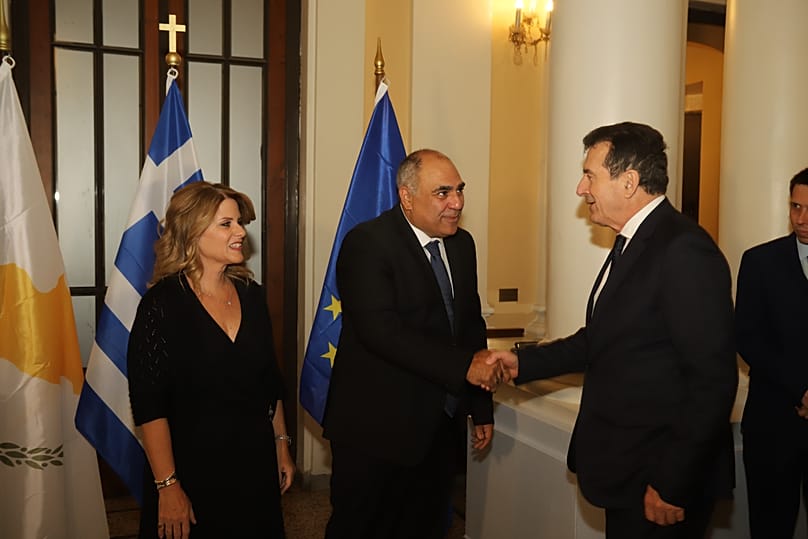Ο Πρέσβης της Κυπριακής Δημοκρατίας στην Ελλάδα Σταύρος Αυγουστίδης και η σύζυγός του Ντανιέλα Ιωαννίδου Αυγουστίδη υποδέχονται τον Υπουργό Προστασίας του Πολίτη Μ. Χρυσοχοΐδη
