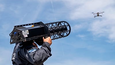 Un policier derrière un drone équipé d'un Counter LAV Jammer HP 47 + PR V7 lors d'une démonstration pour l'ouverture du centre de défense anti-drones à Erding, en Allemagne